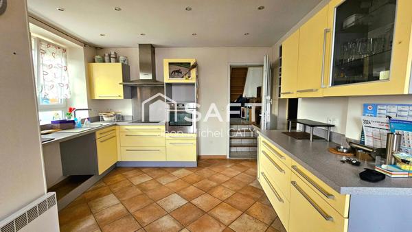 Maison ancienne rénovée avec 3 chambres dans un environnement calme avec un petit étang en commun.