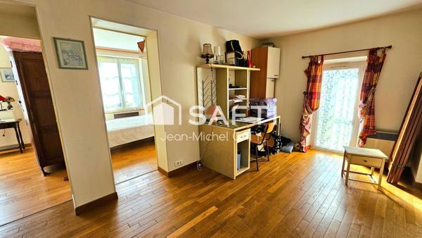 Maison ancienne rénovée avec 3 chambres dans un environnement calme avec un petit étang en commun.