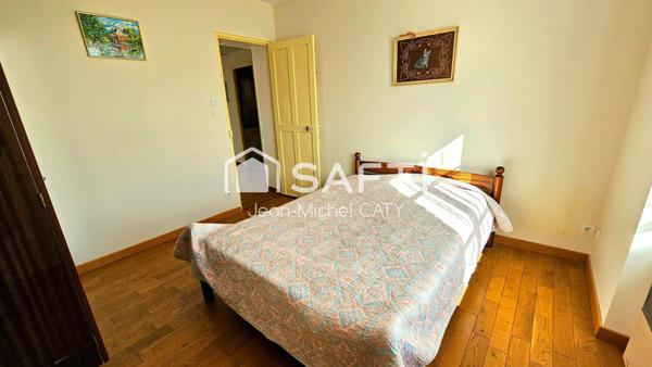 Maison ancienne rénovée avec 3 chambres dans un environnement calme avec un petit étang en commun.