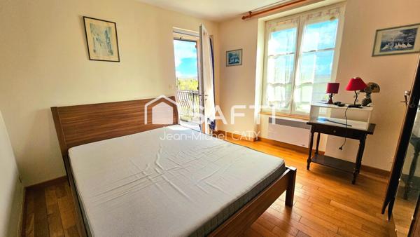 Maison ancienne rénovée avec 3 chambres dans un environnement calme avec un petit étang en commun.