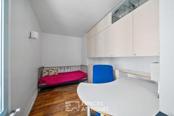 Loft en étage avec charpente apparente aux Batignolles