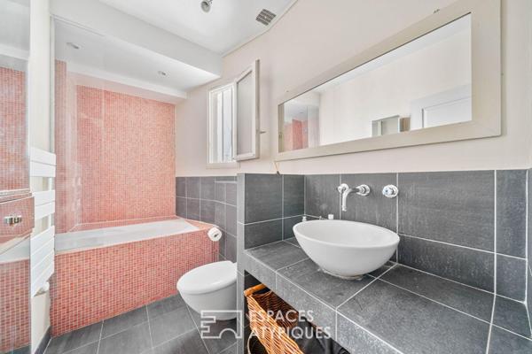 Loft en étage avec charpente apparente aux Batignolles