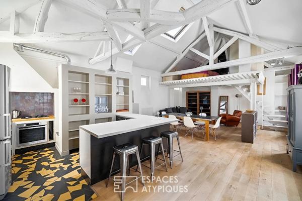 Loft en étage avec charpente apparente aux Batignolles