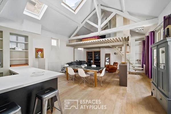 Loft en étage avec charpente apparente aux Batignolles