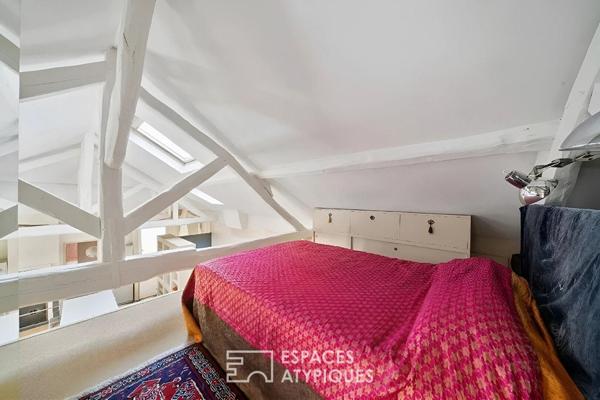 Loft en étage avec charpente apparente aux Batignolles