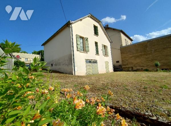 Pavillon :
RDC : entrée, cuisine aménagée, SAM, 2 chambres, SDE avec WC,
Etage : grenier, chambre