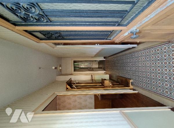 Pavillon :
RDC : entrée, cuisine aménagée, SAM, 2 chambres, SDE avec WC,
Etage : grenier, chambre