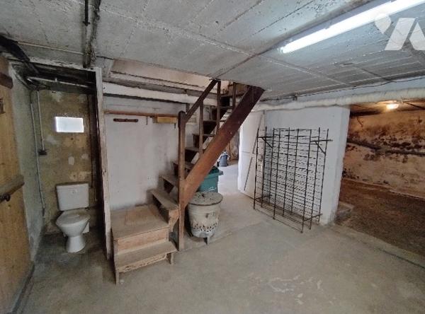 Pavillon :
RDC : entrée, cuisine aménagée, SAM, 2 chambres, SDE avec WC,
Etage : grenier, chambre