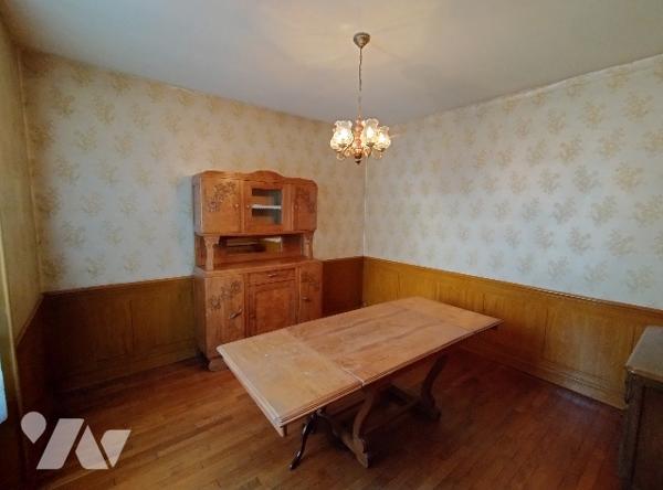 Pavillon :
RDC : entrée, cuisine aménagée, SAM, 2 chambres, SDE avec WC,
Etage : grenier, chambre