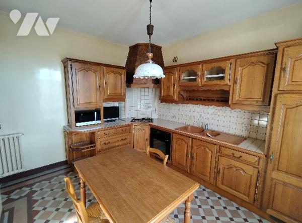 Pavillon :
RDC : entrée, cuisine aménagée, SAM, 2 chambres, SDE avec WC,
Etage : grenier, chambre