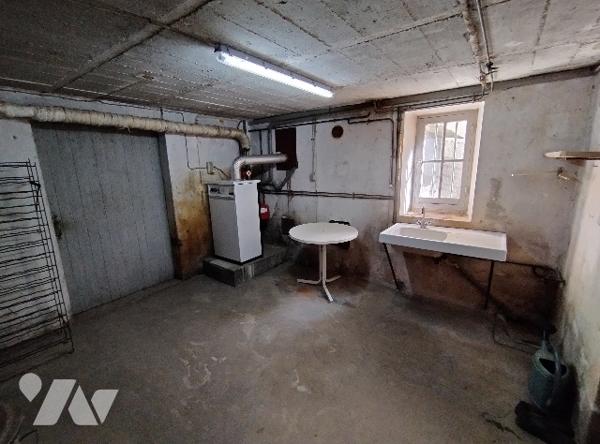 Pavillon :
RDC : entrée, cuisine aménagée, SAM, 2 chambres, SDE avec WC,
Etage : grenier, chambre