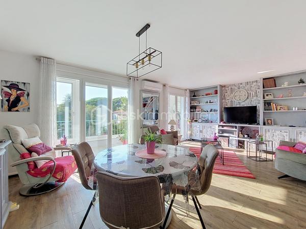 Situé au 1er étage d'une résidence sécurisée de 3 étages, sans ascenseur, cet appartement de type 4 entièrement rénové avec des matériaux de qualité offre un cadre de vie agréable et confortable.

Bénéficiant d'une triple exposition, il se compose d'une entrée, d'une cuisine moderne, d'un double séjour lumineux, de deux chambres avec placards, d'une salle d'eau et de WC séparés.

Côté extérieur, vous profiterez d'une terrasse avec un aperçu mer et une vue dégagée sur Notre Dame de Mai, ainsi que de deux grandes loggias, offrant de beaux espaces pour se détendre ou partager des moments conviviaux.

Une cave en sous-sol complète ce bien.

Au sein d'une copropriété sécurisée, le stationnement est facile au quotidien.

Son emplacement privilégié permet de rejoindre le centre-ville à pied et de bénéficier de l'ensemble des commerces et services de la commune. Les écoles et écoles maternelles sont également situées à proximité.

Enfin, la plage de Bonnegrâce est accessible en seulement 5 minutes en voiture.