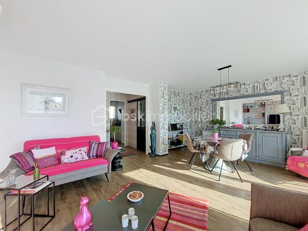 Situé au 1er étage d'une résidence sécurisée de 3 étages, sans ascenseur, cet appartement de type 4 entièrement rénové avec des matériaux de qualité offre un cadre de vie agréable et confortable.

Bénéficiant d'une triple exposition, il se compose d'une entrée, d'une cuisine moderne, d'un double séjour lumineux, de deux chambres avec placards, d'une salle d'eau et de WC séparés.

Côté extérieur, vous profiterez d'une terrasse avec un aperçu mer et une vue dégagée sur Notre Dame de Mai, ainsi que de deux grandes loggias, offrant de beaux espaces pour se détendre ou partager des moments conviviaux.

Une cave en sous-sol complète ce bien.

Au sein d'une copropriété sécurisée, le stationnement est facile au quotidien.

Son emplacement privilégié permet de rejoindre le centre-ville à pied et de bénéficier de l'ensemble des commerces et services de la commune. Les écoles et écoles maternelles sont également situées à proximité.

Enfin, la plage de Bonnegrâce est accessible en seulement 5 minutes en voiture.