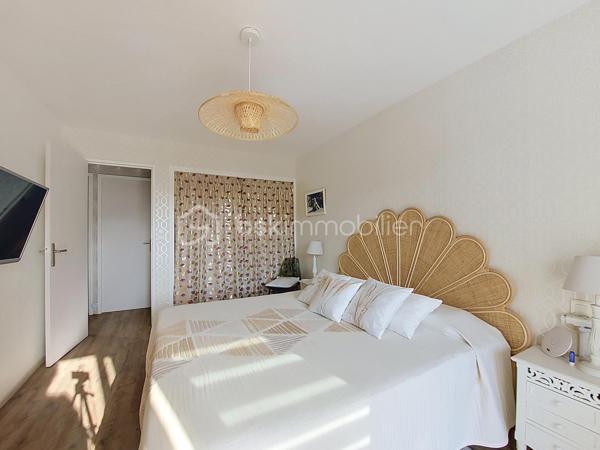 Situé au 1er étage d'une résidence sécurisée de 3 étages, sans ascenseur, cet appartement de type 4 entièrement rénové avec des matériaux de qualité offre un cadre de vie agréable et confortable.

Bénéficiant d'une triple exposition, il se compose d'une entrée, d'une cuisine moderne, d'un double séjour lumineux, de deux chambres avec placards, d'une salle d'eau et de WC séparés.

Côté extérieur, vous profiterez d'une terrasse avec un aperçu mer et une vue dégagée sur Notre Dame de Mai, ainsi que de deux grandes loggias, offrant de beaux espaces pour se détendre ou partager des moments conviviaux.

Une cave en sous-sol complète ce bien.

Au sein d'une copropriété sécurisée, le stationnement est facile au quotidien.

Son emplacement privilégié permet de rejoindre le centre-ville à pied et de bénéficier de l'ensemble des commerces et services de la commune. Les écoles et écoles maternelles sont également situées à proximité.

Enfin, la plage de Bonnegrâce est accessible en seulement 5 minutes en voiture.