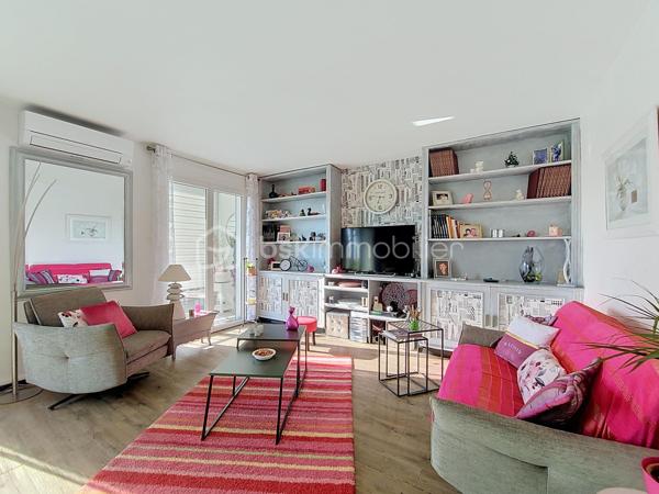 Situé au 1er étage d'une résidence sécurisée de 3 étages, sans ascenseur, cet appartement de type 4 entièrement rénové avec des matériaux de qualité offre un cadre de vie agréable et confortable.

Bénéficiant d'une triple exposition, il se compose d'une entrée, d'une cuisine moderne, d'un double séjour lumineux, de deux chambres avec placards, d'une salle d'eau et de WC séparés.

Côté extérieur, vous profiterez d'une terrasse avec un aperçu mer et une vue dégagée sur Notre Dame de Mai, ainsi que de deux grandes loggias, offrant de beaux espaces pour se détendre ou partager des moments conviviaux.

Une cave en sous-sol complète ce bien.

Au sein d'une copropriété sécurisée, le stationnement est facile au quotidien.

Son emplacement privilégié permet de rejoindre le centre-ville à pied et de bénéficier de l'ensemble des commerces et services de la commune. Les écoles et écoles maternelles sont également situées à proximité.

Enfin, la plage de Bonnegrâce est accessible en seulement 5 minutes en voiture.