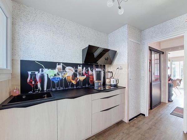 Situé au 1er étage d'une résidence sécurisée de 3 étages, sans ascenseur, cet appartement de type 4 entièrement rénové avec des matériaux de qualité offre un cadre de vie agréable et confortable.

Bénéficiant d'une triple exposition, il se compose d'une entrée, d'une cuisine moderne, d'un double séjour lumineux, de deux chambres avec placards, d'une salle d'eau et de WC séparés.

Côté extérieur, vous profiterez d'une terrasse avec un aperçu mer et une vue dégagée sur Notre Dame de Mai, ainsi que de deux grandes loggias, offrant de beaux espaces pour se détendre ou partager des moments conviviaux.

Une cave en sous-sol complète ce bien.

Au sein d'une copropriété sécurisée, le stationnement est facile au quotidien.

Son emplacement privilégié permet de rejoindre le centre-ville à pied et de bénéficier de l'ensemble des commerces et services de la commune. Les écoles et écoles maternelles sont également situées à proximité.

Enfin, la plage de Bonnegrâce est accessible en seulement 5 minutes en voiture.