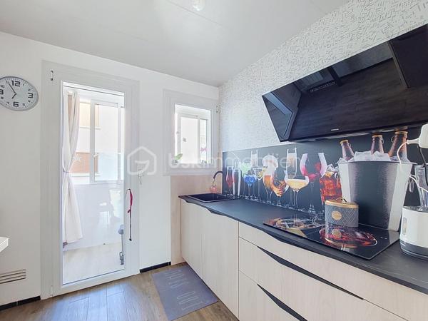 Situé au 1er étage d'une résidence sécurisée de 3 étages, sans ascenseur, cet appartement de type 4 entièrement rénové avec des matériaux de qualité offre un cadre de vie agréable et confortable.

Bénéficiant d'une triple exposition, il se compose d'une entrée, d'une cuisine moderne, d'un double séjour lumineux, de deux chambres avec placards, d'une salle d'eau et de WC séparés.

Côté extérieur, vous profiterez d'une terrasse avec un aperçu mer et une vue dégagée sur Notre Dame de Mai, ainsi que de deux grandes loggias, offrant de beaux espaces pour se détendre ou partager des moments conviviaux.

Une cave en sous-sol complète ce bien.

Au sein d'une copropriété sécurisée, le stationnement est facile au quotidien.

Son emplacement privilégié permet de rejoindre le centre-ville à pied et de bénéficier de l'ensemble des commerces et services de la commune. Les écoles et écoles maternelles sont également situées à proximité.

Enfin, la plage de Bonnegrâce est accessible en seulement 5 minutes en voiture.