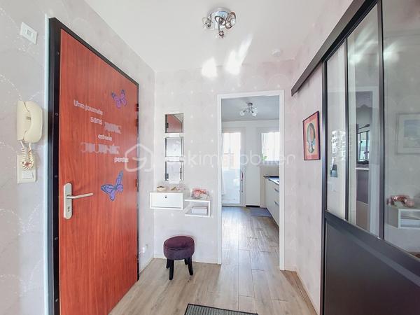 Situé au 1er étage d'une résidence sécurisée de 3 étages, sans ascenseur, cet appartement de type 4 entièrement rénové avec des matériaux de qualité offre un cadre de vie agréable et confortable.

Bénéficiant d'une triple exposition, il se compose d'une entrée, d'une cuisine moderne, d'un double séjour lumineux, de deux chambres avec placards, d'une salle d'eau et de WC séparés.

Côté extérieur, vous profiterez d'une terrasse avec un aperçu mer et une vue dégagée sur Notre Dame de Mai, ainsi que de deux grandes loggias, offrant de beaux espaces pour se détendre ou partager des moments conviviaux.

Une cave en sous-sol complète ce bien.

Au sein d'une copropriété sécurisée, le stationnement est facile au quotidien.

Son emplacement privilégié permet de rejoindre le centre-ville à pied et de bénéficier de l'ensemble des commerces et services de la commune. Les écoles et écoles maternelles sont également situées à proximité.

Enfin, la plage de Bonnegrâce est accessible en seulement 5 minutes en voiture.
