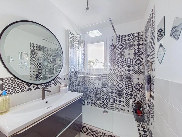 Situé au 1er étage d'une résidence sécurisée de 3 étages, sans ascenseur, cet appartement de type 4 entièrement rénové avec des matériaux de qualité offre un cadre de vie agréable et confortable.

Bénéficiant d'une triple exposition, il se compose d'une entrée, d'une cuisine moderne, d'un double séjour lumineux, de deux chambres avec placards, d'une salle d'eau et de WC séparés.

Côté extérieur, vous profiterez d'une terrasse avec un aperçu mer et une vue dégagée sur Notre Dame de Mai, ainsi que de deux grandes loggias, offrant de beaux espaces pour se détendre ou partager des moments conviviaux.

Une cave en sous-sol complète ce bien.

Au sein d'une copropriété sécurisée, le stationnement est facile au quotidien.

Son emplacement privilégié permet de rejoindre le centre-ville à pied et de bénéficier de l'ensemble des commerces et services de la commune. Les écoles et écoles maternelles sont également situées à proximité.

Enfin, la plage de Bonnegrâce est accessible en seulement 5 minutes en voiture.