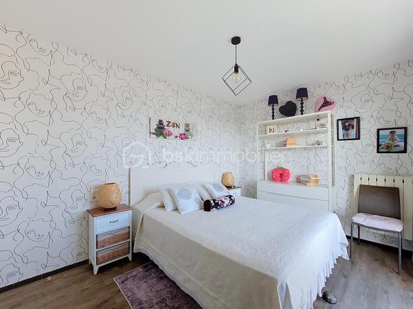 Situé au 1er étage d'une résidence sécurisée de 3 étages, sans ascenseur, cet appartement de type 4 entièrement rénové avec des matériaux de qualité offre un cadre de vie agréable et confortable.

Bénéficiant d'une triple exposition, il se compose d'une entrée, d'une cuisine moderne, d'un double séjour lumineux, de deux chambres avec placards, d'une salle d'eau et de WC séparés.

Côté extérieur, vous profiterez d'une terrasse avec un aperçu mer et une vue dégagée sur Notre Dame de Mai, ainsi que de deux grandes loggias, offrant de beaux espaces pour se détendre ou partager des moments conviviaux.

Une cave en sous-sol complète ce bien.

Au sein d'une copropriété sécurisée, le stationnement est facile au quotidien.

Son emplacement privilégié permet de rejoindre le centre-ville à pied et de bénéficier de l'ensemble des commerces et services de la commune. Les écoles et écoles maternelles sont également situées à proximité.

Enfin, la plage de Bonnegrâce est accessible en seulement 5 minutes en voiture.