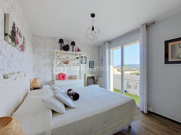 Situé au 1er étage d'une résidence sécurisée de 3 étages, sans ascenseur, cet appartement de type 4 entièrement rénové avec des matériaux de qualité offre un cadre de vie agréable et confortable.

Bénéficiant d'une triple exposition, il se compose d'une entrée, d'une cuisine moderne, d'un double séjour lumineux, de deux chambres avec placards, d'une salle d'eau et de WC séparés.

Côté extérieur, vous profiterez d'une terrasse avec un aperçu mer et une vue dégagée sur Notre Dame de Mai, ainsi que de deux grandes loggias, offrant de beaux espaces pour se détendre ou partager des moments conviviaux.

Une cave en sous-sol complète ce bien.

Au sein d'une copropriété sécurisée, le stationnement est facile au quotidien.

Son emplacement privilégié permet de rejoindre le centre-ville à pied et de bénéficier de l'ensemble des commerces et services de la commune. Les écoles et écoles maternelles sont également situées à proximité.

Enfin, la plage de Bonnegrâce est accessible en seulement 5 minutes en voiture.