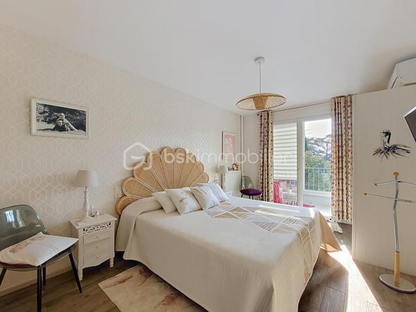 Situé au 1er étage d'une résidence sécurisée de 3 étages, sans ascenseur, cet appartement de type 4 entièrement rénové avec des matériaux de qualité offre un cadre de vie agréable et confortable.

Bénéficiant d'une triple exposition, il se compose d'une entrée, d'une cuisine moderne, d'un double séjour lumineux, de deux chambres avec placards, d'une salle d'eau et de WC séparés.

Côté extérieur, vous profiterez d'une terrasse avec un aperçu mer et une vue dégagée sur Notre Dame de Mai, ainsi que de deux grandes loggias, offrant de beaux espaces pour se détendre ou partager des moments conviviaux.

Une cave en sous-sol complète ce bien.

Au sein d'une copropriété sécurisée, le stationnement est facile au quotidien.

Son emplacement privilégié permet de rejoindre le centre-ville à pied et de bénéficier de l'ensemble des commerces et services de la commune. Les écoles et écoles maternelles sont également situées à proximité.

Enfin, la plage de Bonnegrâce est accessible en seulement 5 minutes en voiture.