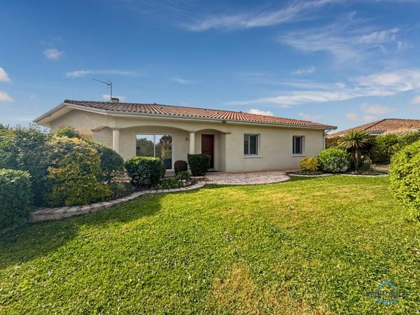 Dpt Gers (32), à vendre BARCELONNE DU GERS belle maison contemporaine T5 de 138 m² habitables en plain-pied + terrasses, piscine et garage sur 1694 m² de terrain, au calme