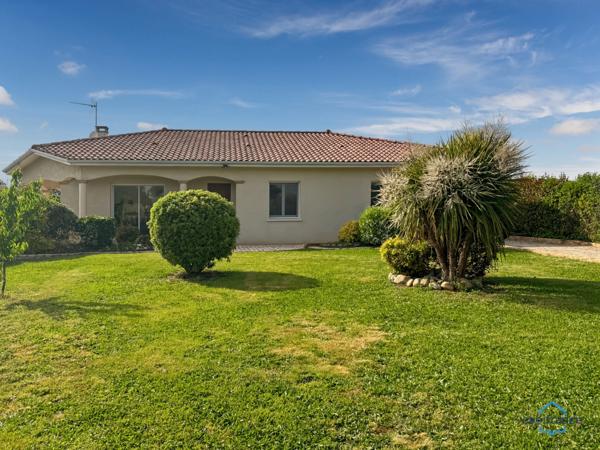 Dpt Gers (32), à vendre BARCELONNE DU GERS belle maison contemporaine T5 de 138 m² habitables en plain-pied + terrasses, piscine et garage sur 1694 m² de terrain, au calme