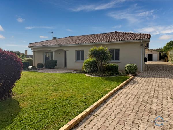 Dpt Gers (32), à vendre BARCELONNE DU GERS belle maison contemporaine T5 de 138 m² habitables en plain-pied + terrasses, piscine et garage sur 1694 m² de terrain, au calme