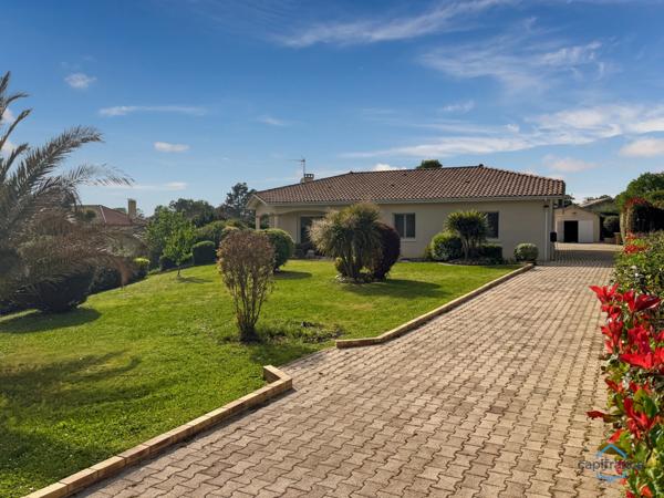 Dpt Gers (32), à vendre BARCELONNE DU GERS belle maison contemporaine T5 de 138 m² habitables en plain-pied + terrasses, piscine et garage sur 1694 m² de terrain, au calme