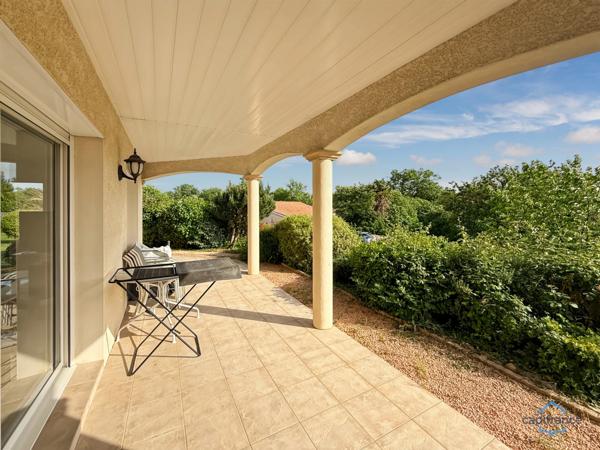 Dpt Gers (32), à vendre BARCELONNE DU GERS belle maison contemporaine T5 de 138 m² habitables en plain-pied + terrasses, piscine et garage sur 1694 m² de terrain, au calme