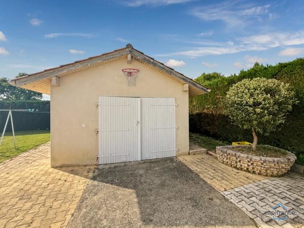 Dpt Gers (32), à vendre BARCELONNE DU GERS belle maison contemporaine T5 de 138 m² habitables en plain-pied + terrasses, piscine et garage sur 1694 m² de terrain, au calme