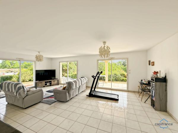 Dpt Gers (32), à vendre BARCELONNE DU GERS belle maison contemporaine T5 de 138 m² habitables en plain-pied + terrasses, piscine et garage sur 1694 m² de terrain, au calme