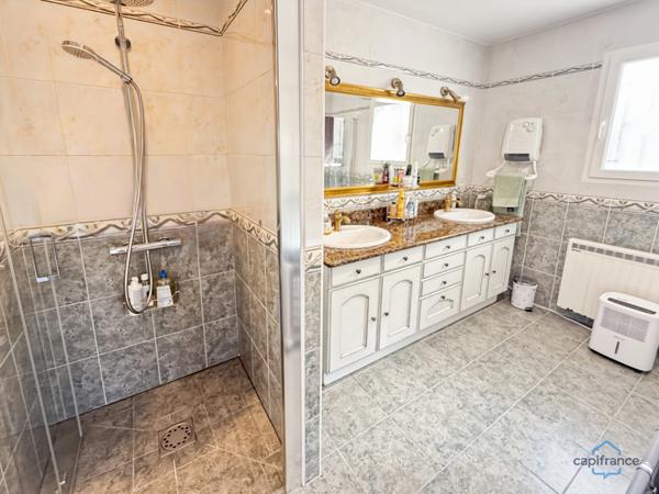 Dpt Gers (32), à vendre BARCELONNE DU GERS belle maison contemporaine T5 de 138 m² habitables en plain-pied + terrasses, piscine et garage sur 1694 m² de terrain, au calme