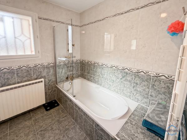 Dpt Gers (32), à vendre BARCELONNE DU GERS belle maison contemporaine T5 de 138 m² habitables en plain-pied + terrasses, piscine et garage sur 1694 m² de terrain, au calme