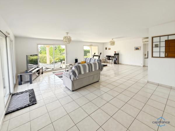 Dpt Gers (32), à vendre BARCELONNE DU GERS belle maison contemporaine T5 de 138 m² habitables en plain-pied + terrasses, piscine et garage sur 1694 m² de terrain, au calme