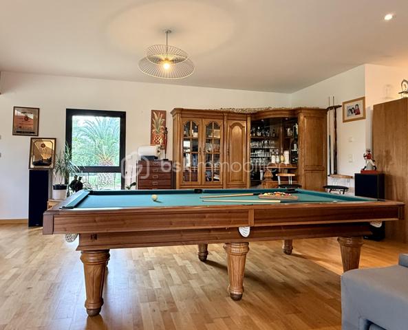 Une propriété aux volumes exceptionnels, où confort, convivialité et bien-être se conjuguent au quotidien !

Située à Planguenoual, sur la commune de Lamballe-Armor, cette propriété construite en 2002 développe *433 m² habitables sur un terrain constructible de plus de 8 000 m²*. Un cadre de vie privilégié, pensé pour accueillir famille et amis, tout en offrant espace, intimité et de nombreuses possibilités.

Dès l'entrée, les volumes généreux et la distribution des espaces révèlent une maison conçue pour conjuguer confort et convivialité.
Le cœur de la maison s'organise autour de la piscine intérieure et de plusieurs espaces de réception, dont une vaste pièce de vie réunissant salon, salle à manger, cheminée centrale et espace billard, idéale pour partager des moments chaleureux.
La cuisine Schmidt, aménagée et équipée, avec son piano de cuisson et ses nombreux rangements, s'ouvre sur cet ensemble convivial. Une seconde cuisine, pensée comme une cuisine d'été, donne sur la terrasse et communique avec l'espace piscine, prolongeant agréablement les lieux de vie pour profiter pleinement des beaux jours.

Un espace nuit pensé pour le confort de chacun
La propriété dispose de 5 chambres spacieuses, chacune bénéficiant de sa propre salle de bains, offrant indépendance et intimité à tous les occupants.
À celles-ci s'ajoute une suite parentale aux prestations particulièrement soignées, comprenant un dressing et une salle de bains avec baignoire d'angle et douche. Elle bénéficie également d'un double accès privilégié : directement à la piscine intérieure et à une terrasse extérieure.
Cette configuration, avec 6 chambres et leurs espaces sanitaires privatifs, est particulièrement appréciable pour une grande famille ou pour recevoir des invités dans les meilleures conditions.

Un véritable espace bien-être à domicile
C'est incontestablement l'un des atouts majeurs de cette propriété !
La maison abrite un espace entièrement dédié à la détente, comprenant une *piscine intérieure de 12 × 6 mètres, dont le revêtement en membrane armée a été rénové en 2022, un jacuzzi de 7 places et un sauna récent de 4 places*.
Un ensemble rare qui permet de profiter des plaisirs de l'eau et du bien-être en toute saison, sans quitter son domicile.
À cela s'ajoute une salle de sport indépendante, idéale pour pratiquer ses activités physiques ou envisager d'autres aménagements selon ses envies.
Le quotidien n'est pas oublié, avec une buanderie parfaitement aménagée pour faciliter l'intendance et un bureau donnant sur le jardin, idéal pour le télétravail ou la gestion administrative.

Plus de 8 000 m² de terrain constructible dans un environnement verdoyant

Implantée sur plus de 8 000 m² de terrain constructible, cette propriété bénéficie d'un extérieur particulièrement généreux, offrant espace, tranquillité et perspectives d'aménagement.
Le jardin arboré, agrémenté notamment d'oliviers et de palmiers, lui confère une agréable atmosphère méditerranéenne. Les terrasses invitent à profiter des beaux jours et à recevoir famille et amis dans un cadre verdoyant.
Le caractère constructible du terrain représente également un véritable atout patrimonial, ouvrant la voie à différents projets, sous réserve des autorisations d'urbanisme nécessaires.

De beaux volumes sans compromis sur la performance énergétique
Avec ses 433 m² habitables et son DPE classé B, cette propriété conjugue surfaces généreuses et belle performance énergétique, un atout indéniable pour une maison de cette envergure.
Plus qu'une grande maison familiale, cette propriété propose un véritable art de vivre, où chacun dispose de son espace et où les équipements de loisirs et de bien-être occupent une place privilégiée.

Une propriété singulière, aux prestations rares et aux multiples possibilités, à découvrir pour en apprécier pleinement les volumes et le potentiel !

Contactez-moi pour davantage de renseignements et organiser une visite.