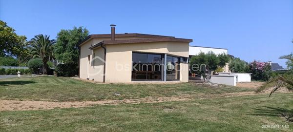 Une propriété aux volumes exceptionnels, où confort, convivialité et bien-être se conjuguent au quotidien !

Située à Planguenoual, sur la commune de Lamballe-Armor, cette propriété construite en 2002 développe *433 m² habitables sur un terrain constructible de plus de 8 000 m²*. Un cadre de vie privilégié, pensé pour accueillir famille et amis, tout en offrant espace, intimité et de nombreuses possibilités.

Dès l'entrée, les volumes généreux et la distribution des espaces révèlent une maison conçue pour conjuguer confort et convivialité.
Le cœur de la maison s'organise autour de la piscine intérieure et de plusieurs espaces de réception, dont une vaste pièce de vie réunissant salon, salle à manger, cheminée centrale et espace billard, idéale pour partager des moments chaleureux.
La cuisine Schmidt, aménagée et équipée, avec son piano de cuisson et ses nombreux rangements, s'ouvre sur cet ensemble convivial. Une seconde cuisine, pensée comme une cuisine d'été, donne sur la terrasse et communique avec l'espace piscine, prolongeant agréablement les lieux de vie pour profiter pleinement des beaux jours.

Un espace nuit pensé pour le confort de chacun
La propriété dispose de 5 chambres spacieuses, chacune bénéficiant de sa propre salle de bains, offrant indépendance et intimité à tous les occupants.
À celles-ci s'ajoute une suite parentale aux prestations particulièrement soignées, comprenant un dressing et une salle de bains avec baignoire d'angle et douche. Elle bénéficie également d'un double accès privilégié : directement à la piscine intérieure et à une terrasse extérieure.
Cette configuration, avec 6 chambres et leurs espaces sanitaires privatifs, est particulièrement appréciable pour une grande famille ou pour recevoir des invités dans les meilleures conditions.

Un véritable espace bien-être à domicile
C'est incontestablement l'un des atouts majeurs de cette propriété !
La maison abrite un espace entièrement dédié à la détente, comprenant une *piscine intérieure de 12 × 6 mètres, dont le revêtement en membrane armée a été rénové en 2022, un jacuzzi de 7 places et un sauna récent de 4 places*.
Un ensemble rare qui permet de profiter des plaisirs de l'eau et du bien-être en toute saison, sans quitter son domicile.
À cela s'ajoute une salle de sport indépendante, idéale pour pratiquer ses activités physiques ou envisager d'autres aménagements selon ses envies.
Le quotidien n'est pas oublié, avec une buanderie parfaitement aménagée pour faciliter l'intendance et un bureau donnant sur le jardin, idéal pour le télétravail ou la gestion administrative.

Plus de 8 000 m² de terrain constructible dans un environnement verdoyant

Implantée sur plus de 8 000 m² de terrain constructible, cette propriété bénéficie d'un extérieur particulièrement généreux, offrant espace, tranquillité et perspectives d'aménagement.
Le jardin arboré, agrémenté notamment d'oliviers et de palmiers, lui confère une agréable atmosphère méditerranéenne. Les terrasses invitent à profiter des beaux jours et à recevoir famille et amis dans un cadre verdoyant.
Le caractère constructible du terrain représente également un véritable atout patrimonial, ouvrant la voie à différents projets, sous réserve des autorisations d'urbanisme nécessaires.

De beaux volumes sans compromis sur la performance énergétique
Avec ses 433 m² habitables et son DPE classé B, cette propriété conjugue surfaces généreuses et belle performance énergétique, un atout indéniable pour une maison de cette envergure.
Plus qu'une grande maison familiale, cette propriété propose un véritable art de vivre, où chacun dispose de son espace et où les équipements de loisirs et de bien-être occupent une place privilégiée.

Une propriété singulière, aux prestations rares et aux multiples possibilités, à découvrir pour en apprécier pleinement les volumes et le potentiel !

Contactez-moi pour davantage de renseignements et organiser une visite.