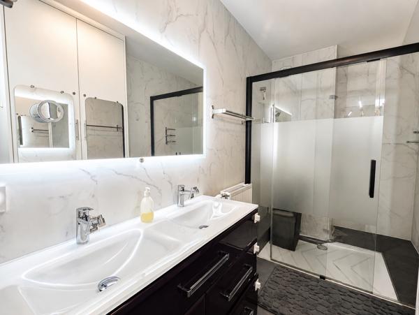 Appartement
         3 pièces
        - 75 m² Exclusivité 374 000 € *