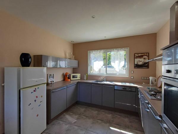 MAISON DE PLAIN PIED - PROCHE DES COMMERCES - ENVIRONNEMENT CALME
