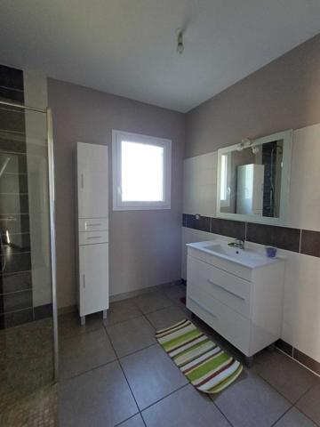 MAISON DE PLAIN PIED - PROCHE DES COMMERCES - ENVIRONNEMENT CALME