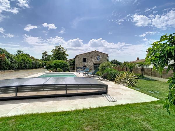 Charmante ancienne grange rénovée avec piscine à Vendre à Gesté