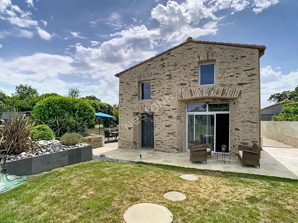 Charmante ancienne grange rénovée avec piscine à Vendre à Gesté