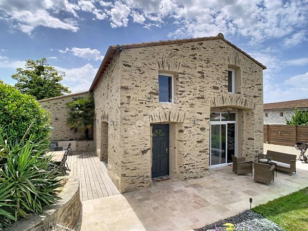 Charmante ancienne grange rénovée avec piscine à Vendre à Gesté