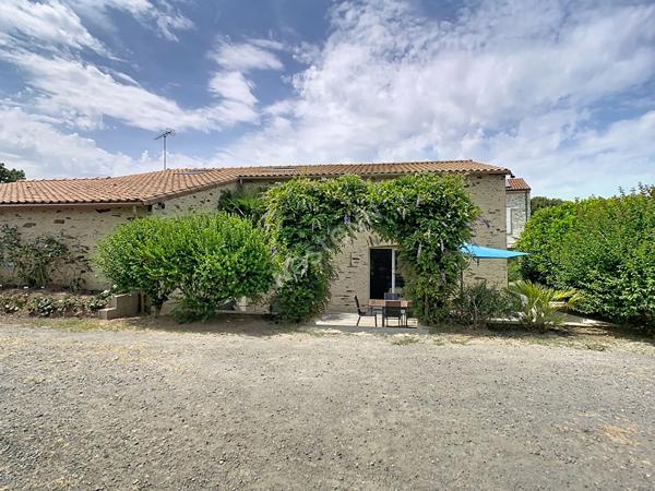 Charmante ancienne grange rénovée avec piscine à Vendre à Gesté