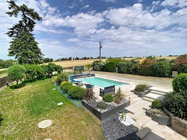 Charmante ancienne grange rénovée avec piscine à Vendre à Gesté