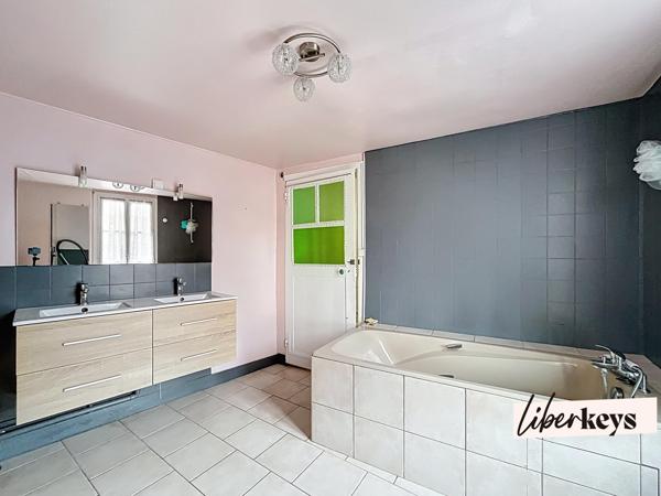 Maison de ville 3 chambres de 135 m² avec jardin, bureau et grenier. 