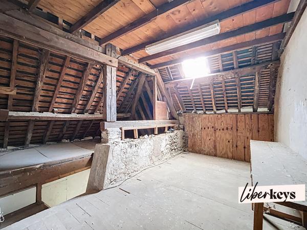 Maison de ville 3 chambres de 135 m² avec jardin, bureau et grenier. 