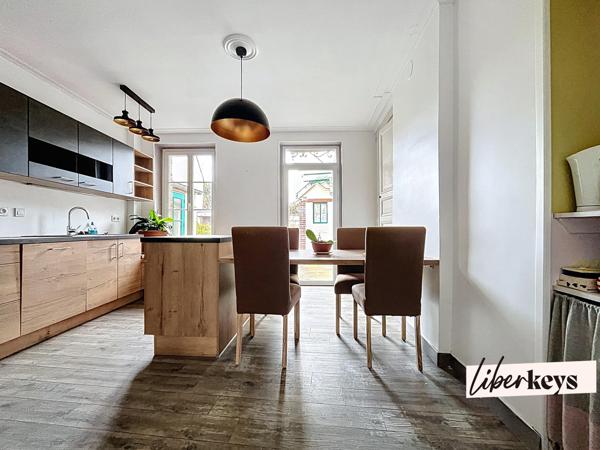 Maison de ville 3 chambres de 135 m² avec jardin, bureau et grenier. 