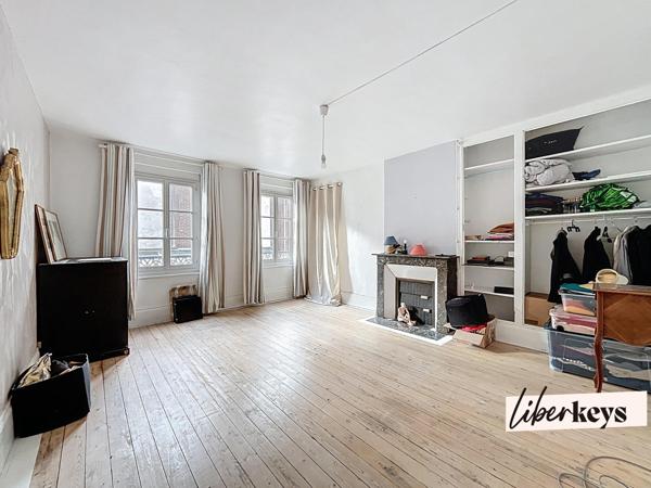 Maison de ville 3 chambres de 135 m² avec jardin, bureau et grenier. 